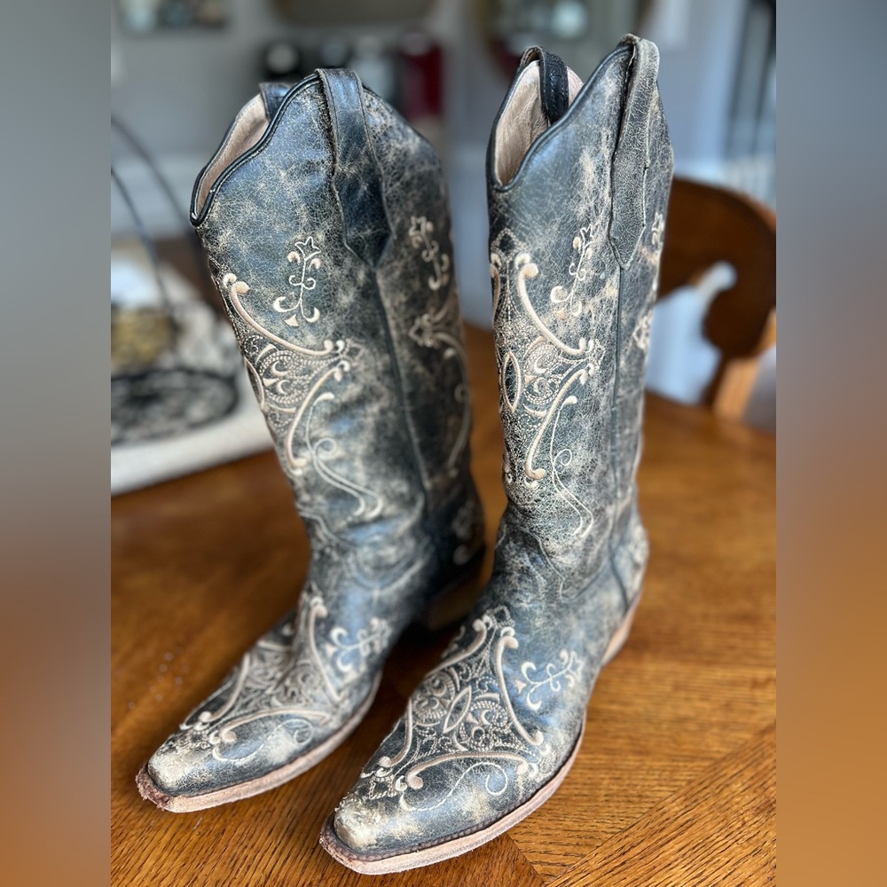 Circle G by Corral Embroidered Snip Toe Cowboy Boots